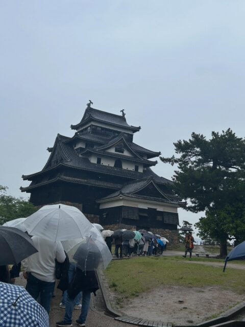 2泊3日で島根旅行に行ってきました!
3日中2日は、あいにくの雨でしたが、別名「千鳥城」と呼ばれる松江城や、日本一の日本庭園を有する足立美術館、大輪の牡丹が綺麗だった由志園など、しっかり楽しんできました!⋆⸜(* ॑꒳ ॑* )⸝
出雲大社にも行って、出雲に行く目的だったぜんざい(出雲が発祥の地らしいです)をいただけたので、大満足の旅でしたψ(´ڡ`♡)♪
今回は東側中心にまわったので、機会があれば西側にも行ってみたいです- ̗̀ ( ˶'ᵕ'˶) ̖́-
1枚目…松江城 天守閣
2枚目…足立美術館
3枚目…由志園
4枚目…出雲大社近くの甘味処のぜんざい
goto- ̗̀ ꪔ̤ ̖́-
#美容師の休日
#私のゴールデンウィーク
#島根旅行
#旅行前の準備承ります